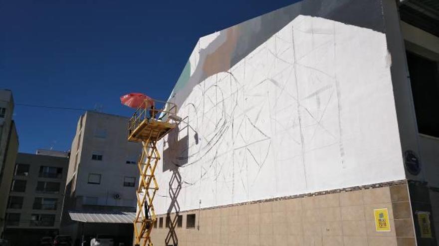 El artista Manolo Mesa comenzó ayer en la pared trasera del Mercado Municipal su obra que forma parte del Festival La Tapia, presentado ayer por sus organizadores.
