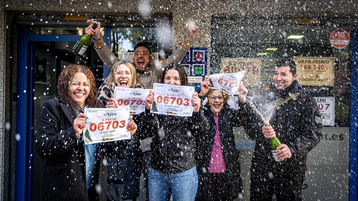 Celebración en la administración de lotería número 6 de Cornellà, que ha repartido una serie del primer premio de la Sorteo del Niño 2026