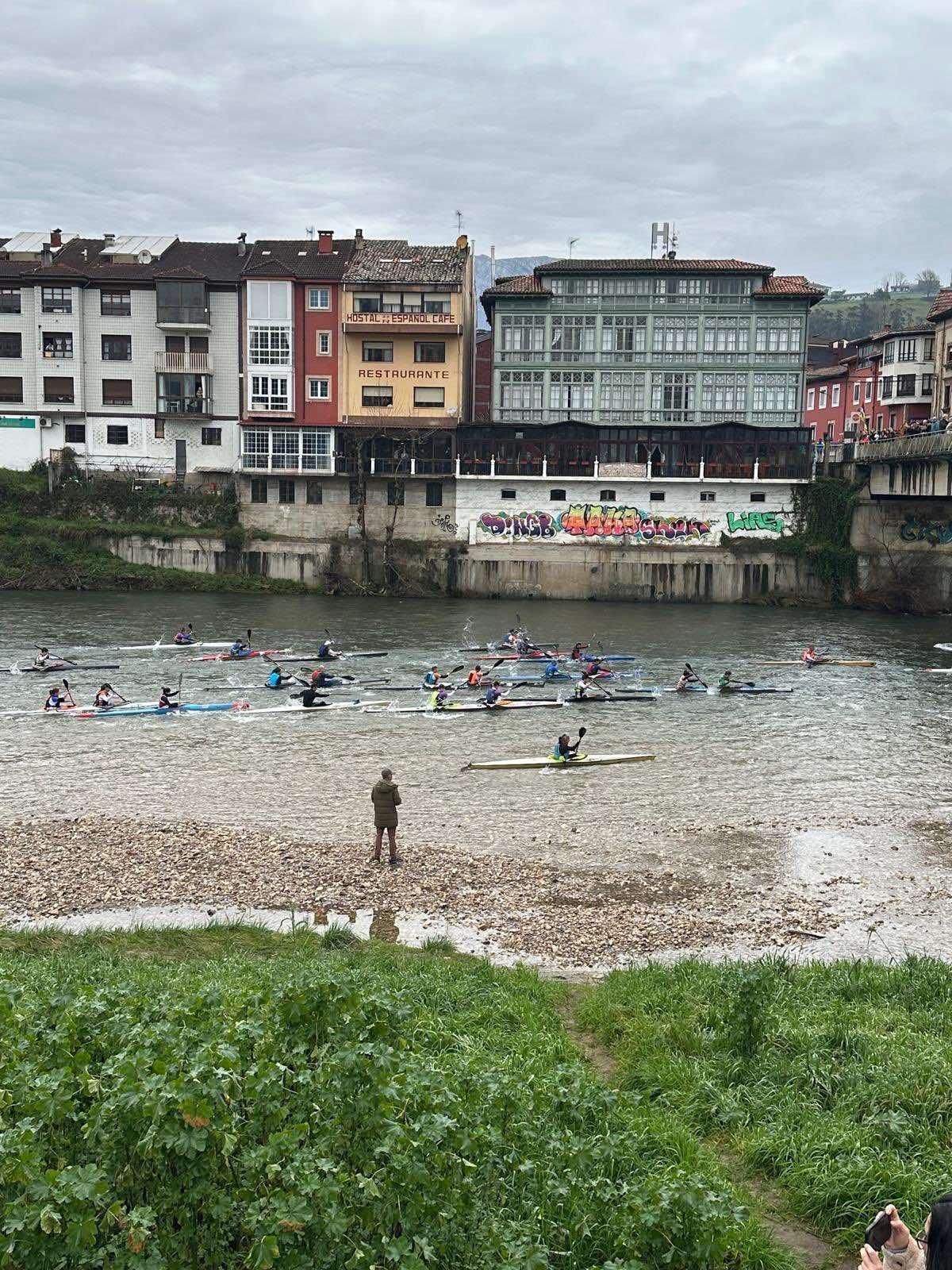 Una edición anterior de una prueba piragüística en el Sella.