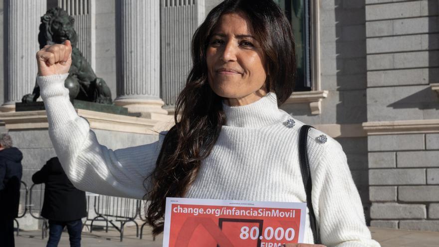 Un profesora reúne 80.000 firmas para prohibir los móviles a menores de 16 años.