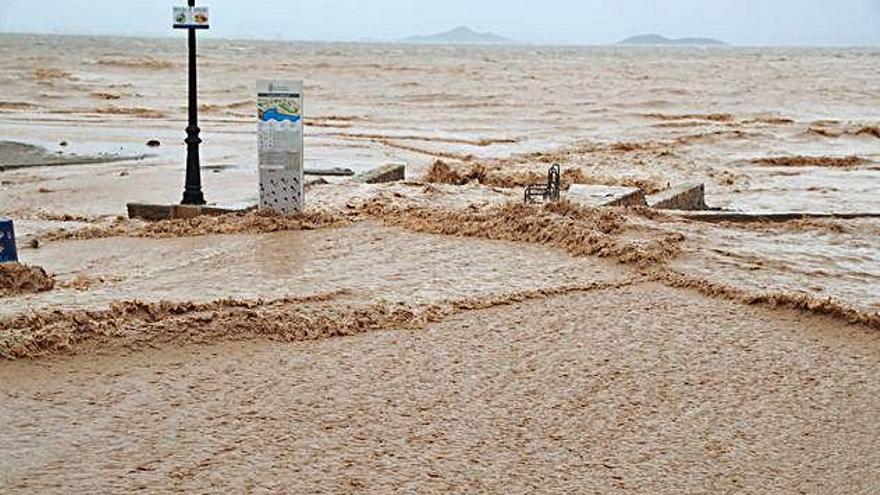 Aguas contaminadas desembocan en el Mar Menor en la riada de diciembre de 2019.
