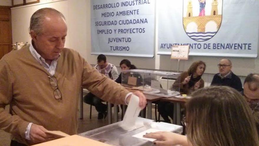 García Carnero vota en Benavente