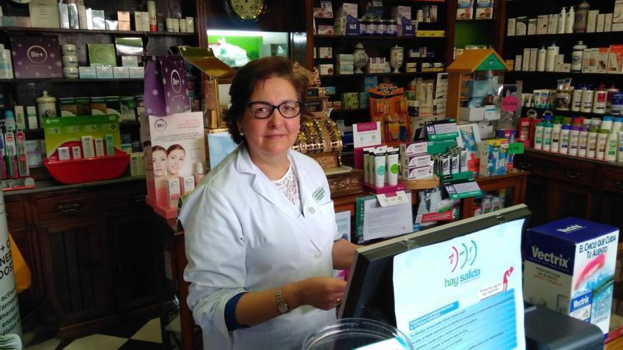 Adelina García, esta mañana, en su farmacia.