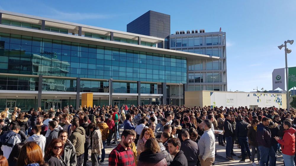 Eran las 12.00 horas cuando muchos de los trabajadores del Parque Tecnológico de Andalucía (PTA) han salido a las puertas de las empresas donde trabajan para exigir soluciones a los problemas de movil