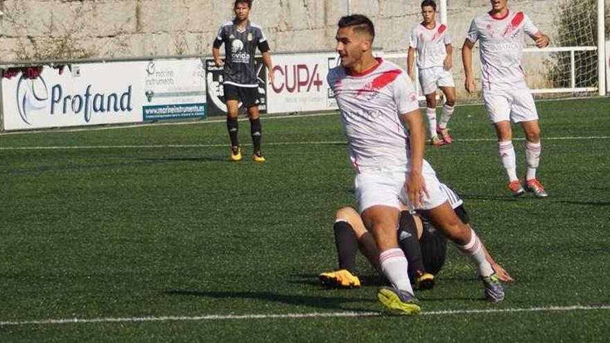 Un jugador del Val Miñor lucha por un balón. // FdV