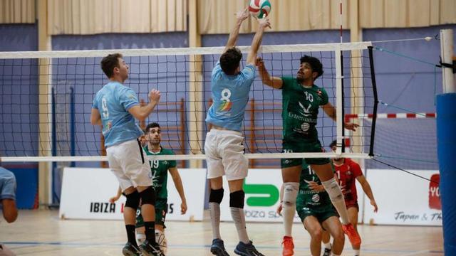 Una jugada de la UD Ibiza Volley en el duelo de este sábado. | VICENT MARÍ