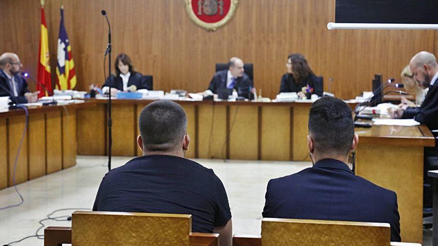 Los acusados de la presunta agresión sexual a una mujer en Cala Rajada, ayer, en la Audiencia.