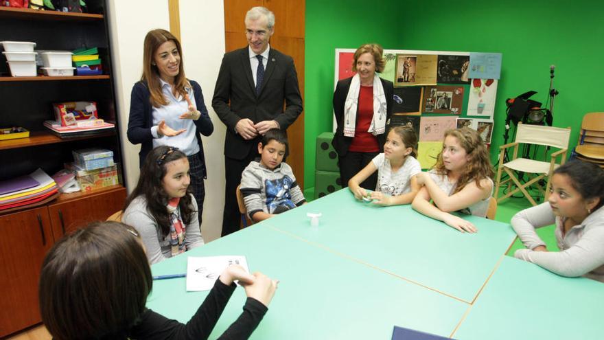 El conselleiro de Economía visita una de las actividades organizadas por la Escola Galega de Consumo.