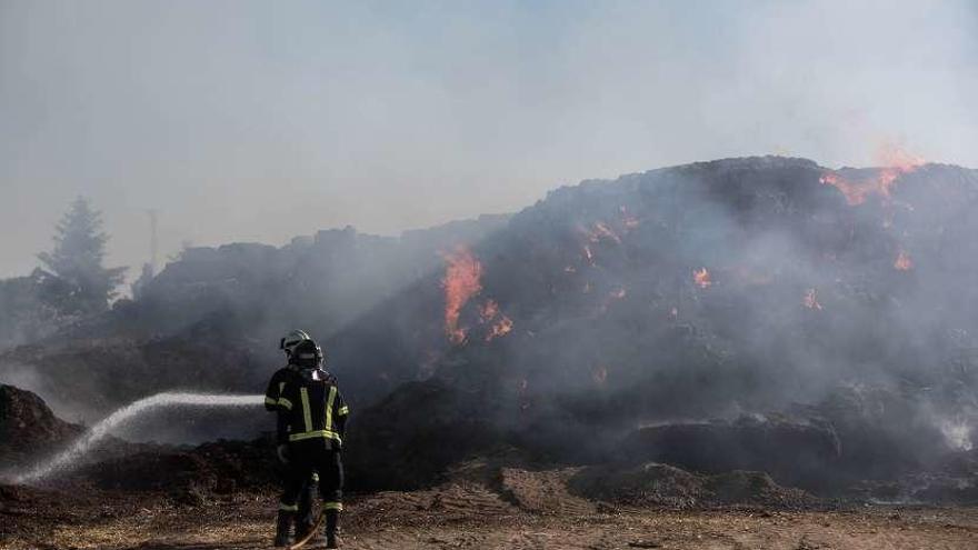 Los bomberos controlan el incendio originado ayer en un almacén de paja de Moraleja del Vino.