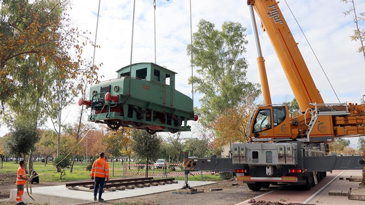 Reciente colocación de la antigua locomotora en una avenida del Port de Sagunt.