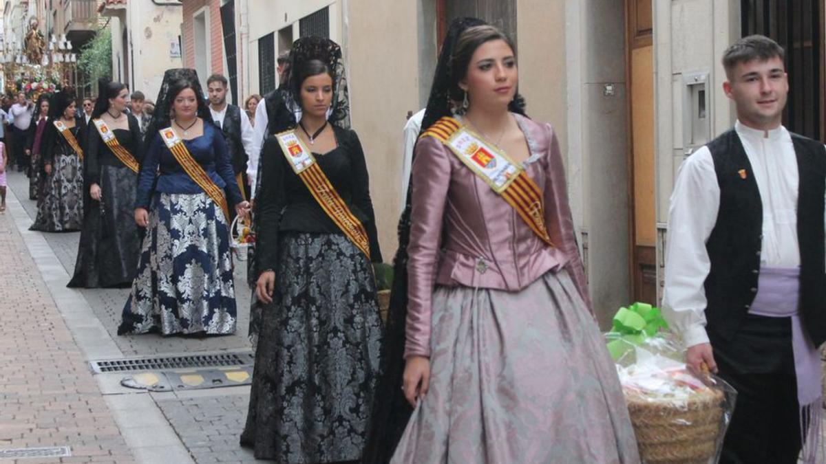 Los festeros llevaron frutas, verduras y hortalizas durante el traslado de Sant Roc.    | MIGUEL ÁNGEL SÁNCHEZ