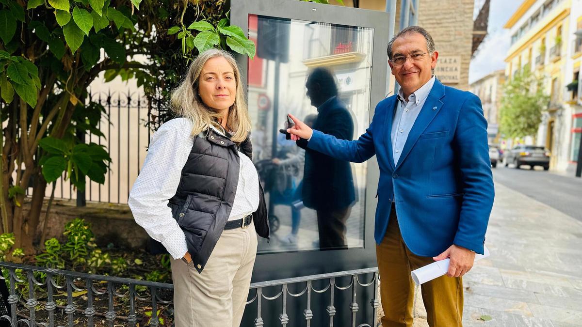 Santiago Parra junto al nuevo dispositivo.