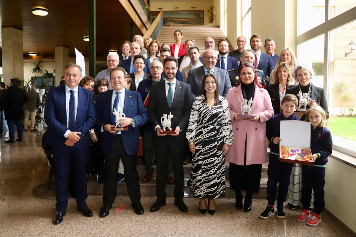 El Gran Teatro, Fepamic, Veterinaria, Radio Córdoba y la Fiesta del Queso recogen los premios Constitución