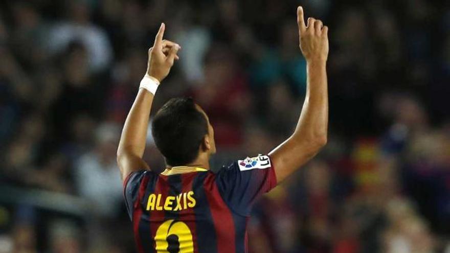 Alexis celebra su primer gol.