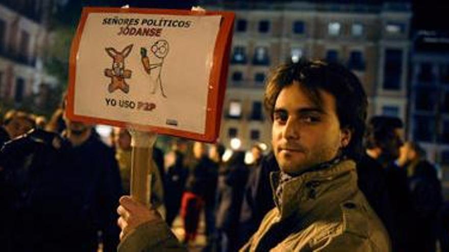 Un activista durante una concentración en Madrid contra la ´ley antidescargas´.