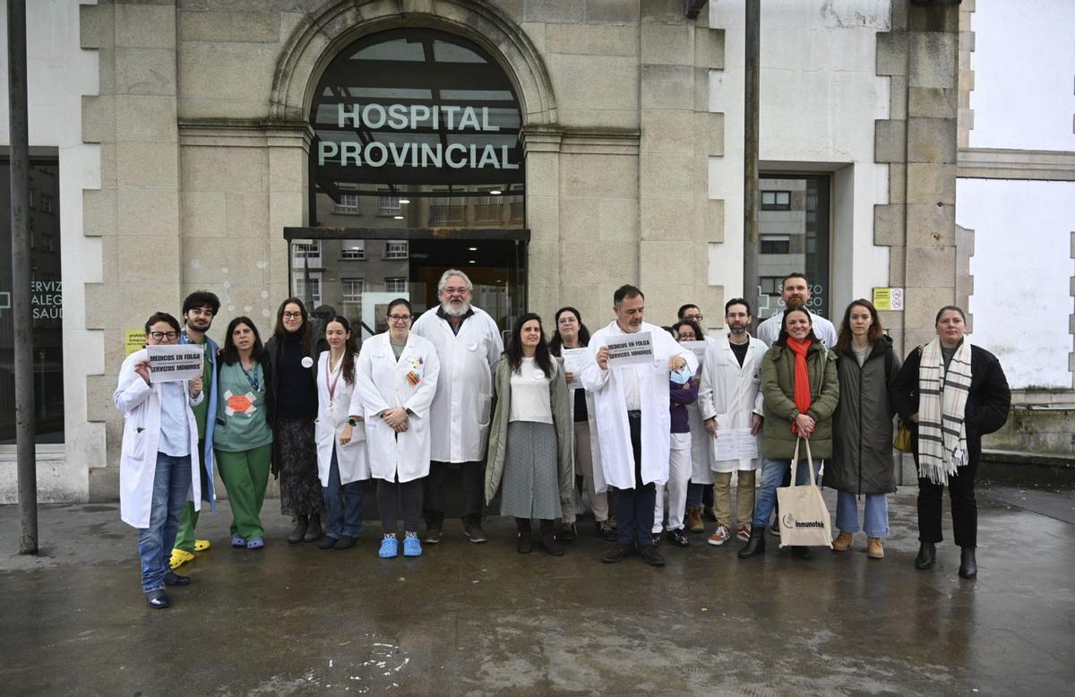 Concentración ante el Hospital Provincial de Pontevedra.