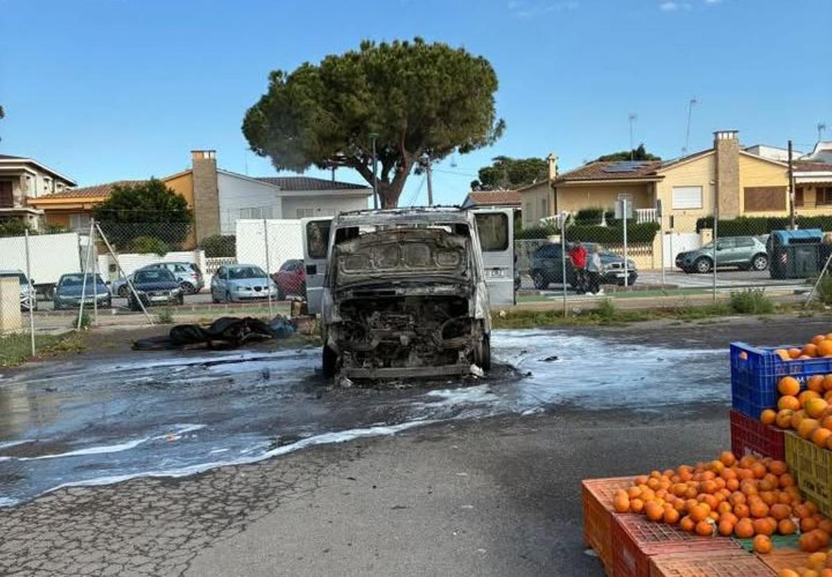 Imagen de la furgoneta calcinada este domingo.
