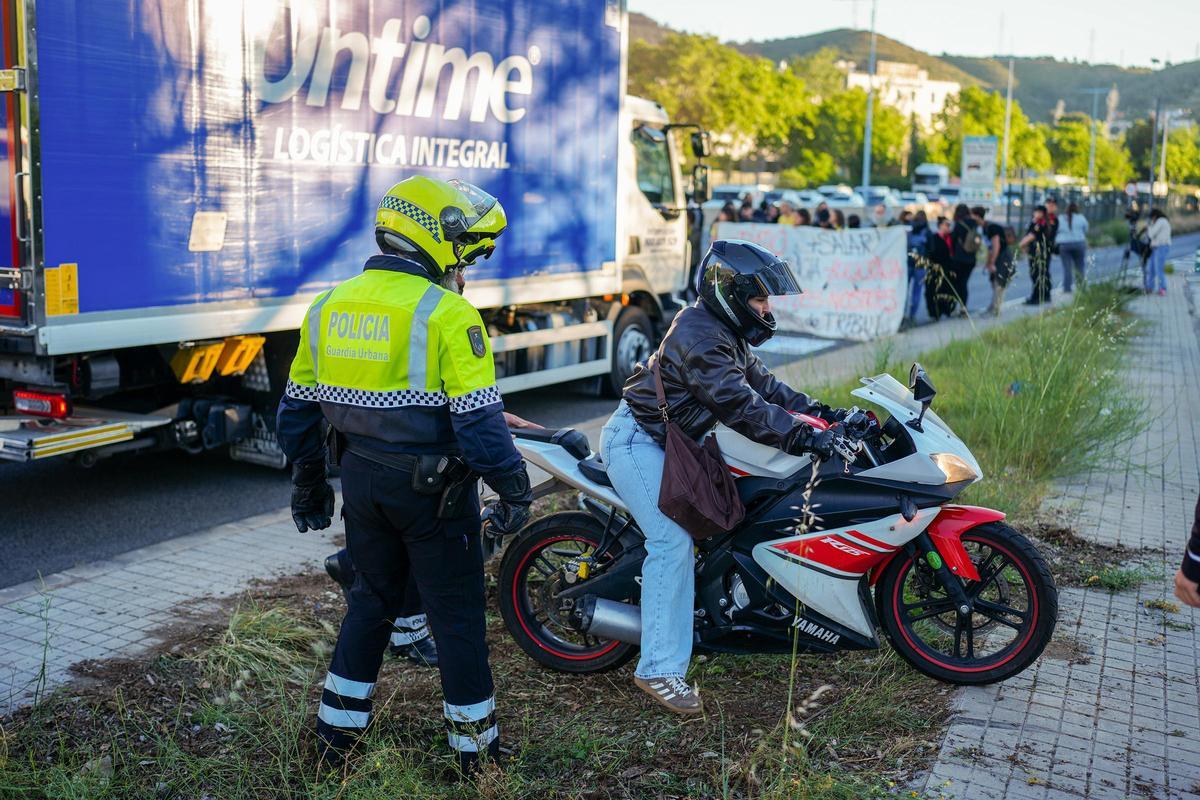 Un motorista trata de escapar del corte de tráfico de la ronda de Dalt, en Barcelona, causado por la manifestación de profesores en huelga