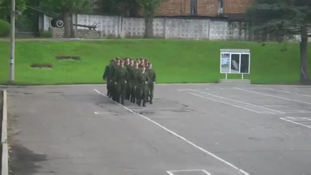 Vídeo de soldats russos marxant al ritme de l’èxit dels 90 ’Barbie Girl’.