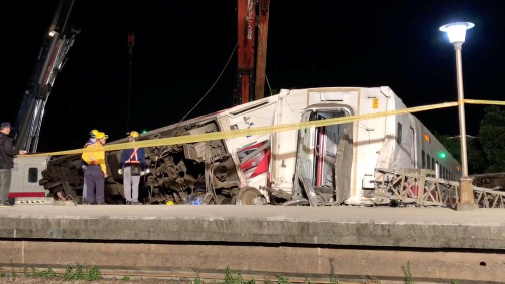 Al menos 18 muertos al descarrilar un tren en Taiwán