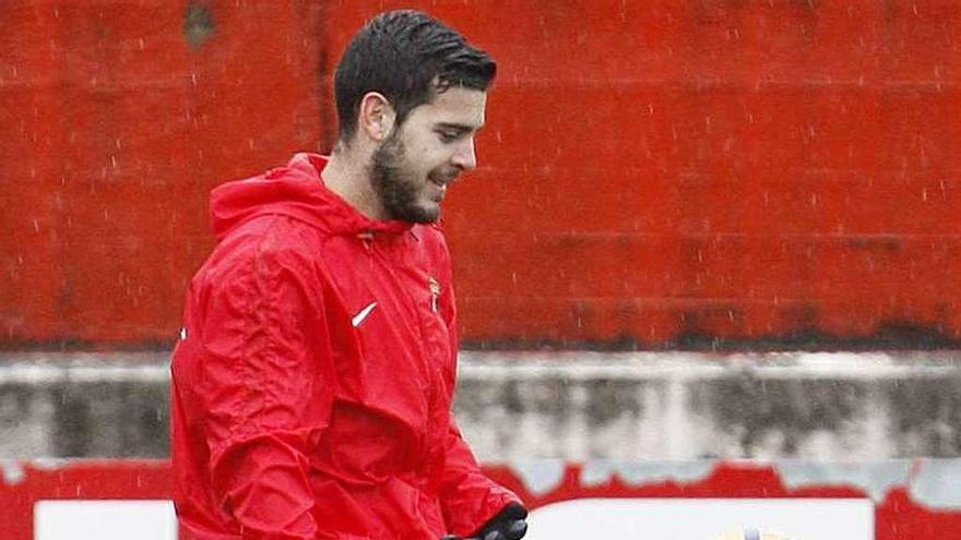 Víctor Rodríguez controla un balón en el entrenamiento de ayer.