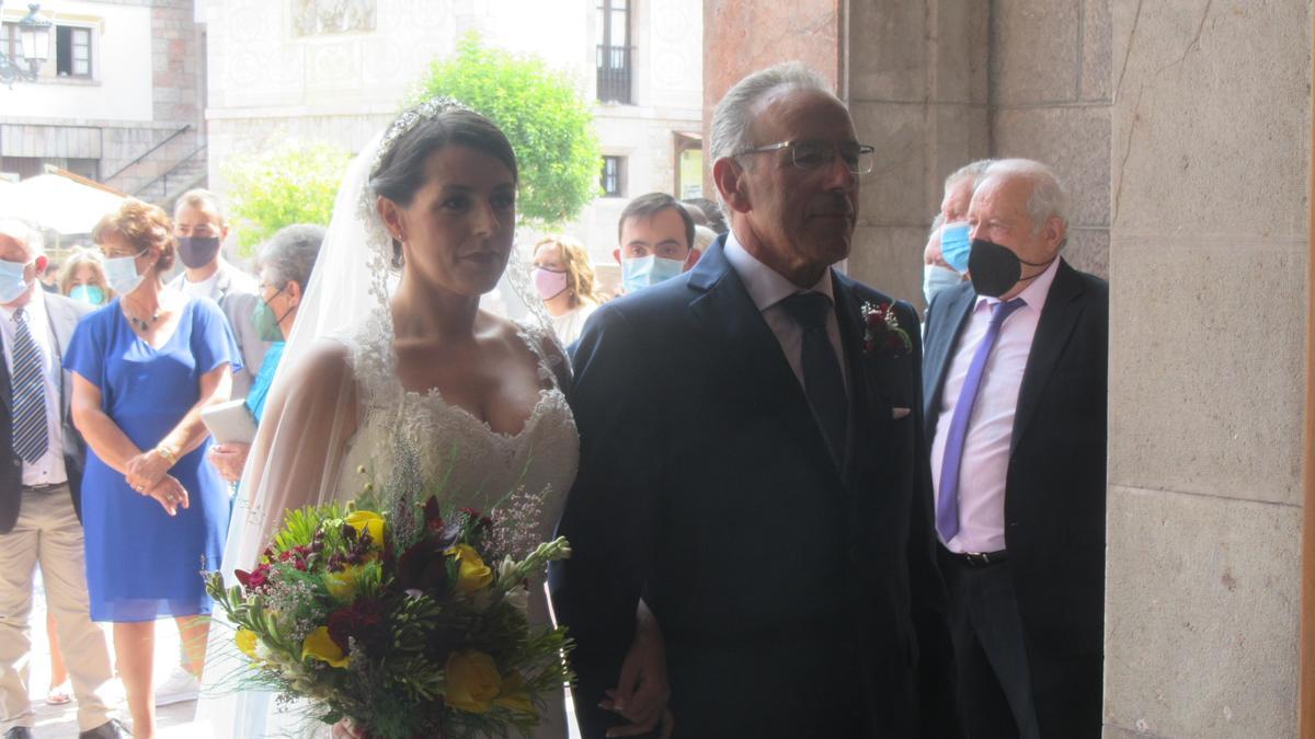 La novia con su padrino, a la entrada de la iglesia.