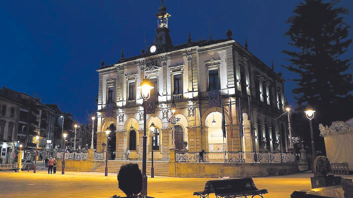 El Ayuntamiento de Villaviciosa, iluminado, en una imagen de archivo.