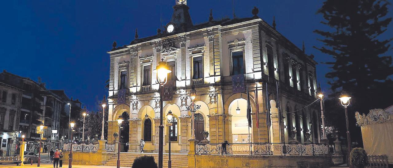 El Ayuntamiento de Villaviciosa, iluminado, en una imagen de archivo.