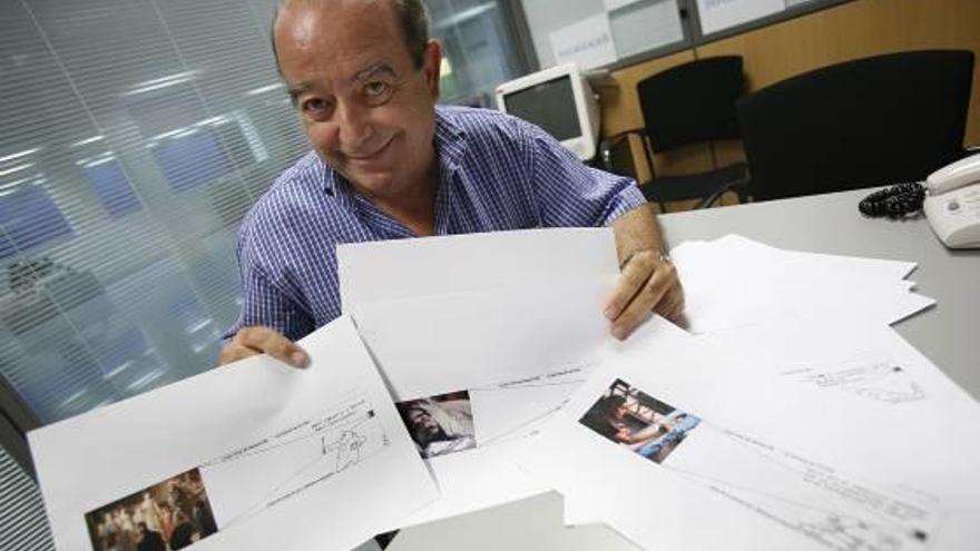 Juan Antonio Moreno, en el periódico con alguna de sus tiras.