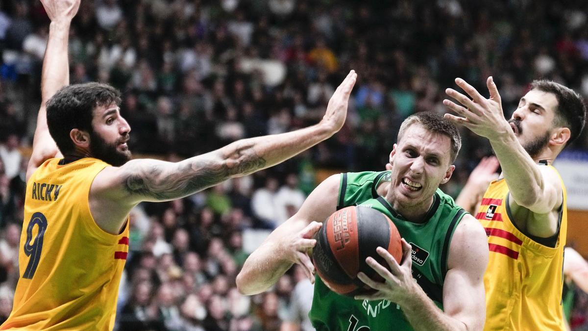 El ala-pivot eslovaco del Joventut, Vladimir Brodziansky (c), con el balón ante los jugadores del Barça, Ricky Rubio y el serbio Nikola Kalinic.