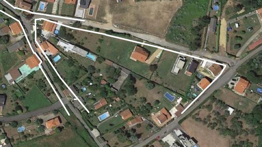 Alineaciones actuales en la rúa Fornos, por encima de los cierres, que se van a eliminar. | // L.O.