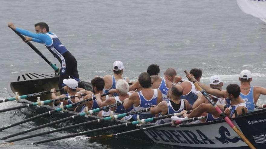 La trainera de Tirán en una ciaboga en el Memorial Jesús Tenorio. // Santos Álvarez