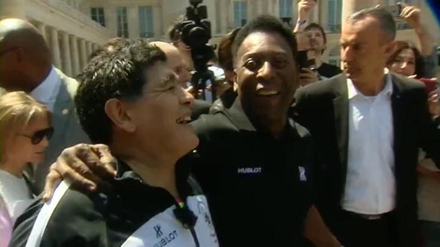 Pelé y Maradona firman la paz en París