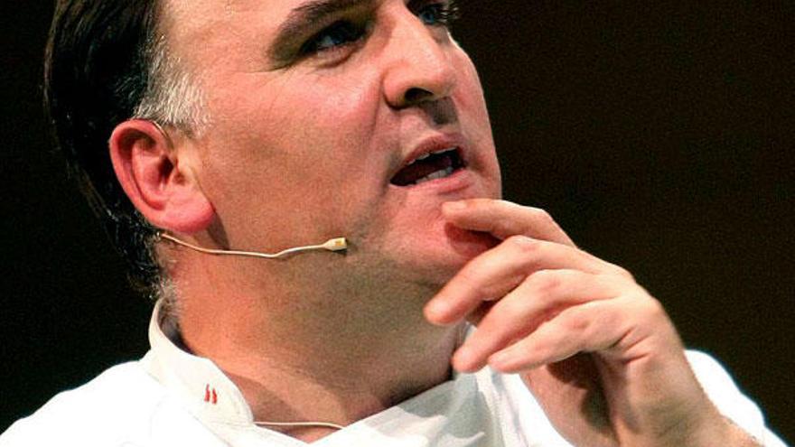 Fotografía de archivo del 28 de enero de 2010 del cocinero José Andrés durante la conferencia que pronunció en Madrid Fusión, VIII Cumbre Internacional de Gastronomía que se celebró en Madrid.