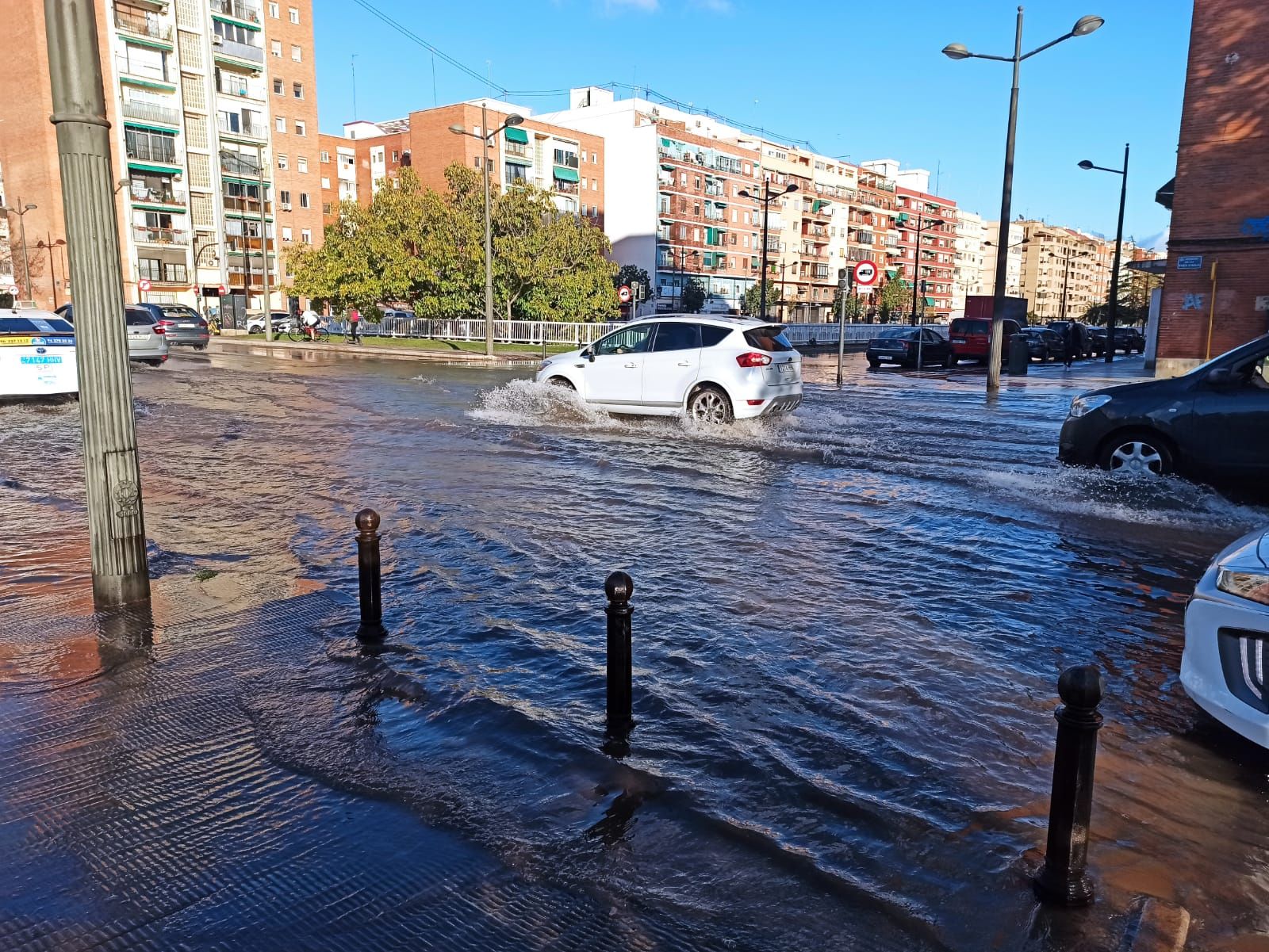 Una rotura de una cañería cruce de la Avenida Tres Cruces con Avenida del Cid