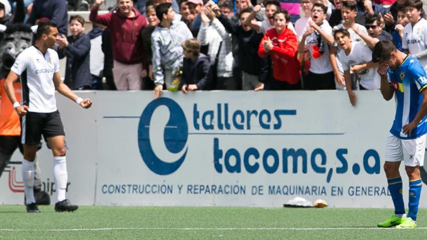 José Fran se tapa la cara tras el gol del Ontinyent