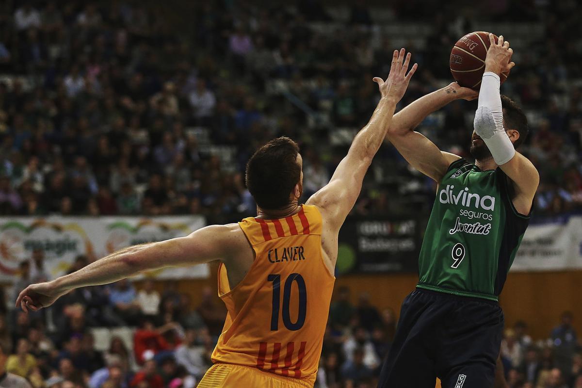 GRA131. BADALONA (BARCELONA), 19/03/2017.- El escolta del Divina Seguros Joventut Sergi Vidal (d) lanza a canasta ante la oposición del ala-pívot del FC Barcelona Lassa Víctor Claver (i) durante el partido correspondiente a la vigésimo quinta jornada de la Liga Endesa disputado en el Pabellón Olímpico de Badalona. EFE/Alejandro García