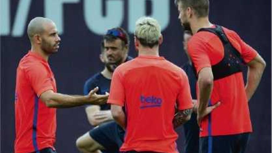 Mascherano, parlant amb Messi i Piqué en l&#039;entrenament previ a la tornada de la Supercopa d&#039;Espanya.