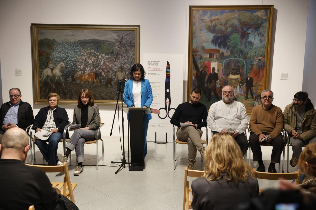 Por la izquierda, Javier Fernández López, Paloma García, Nuria Vila, Montserrat López Moro, Aitor Martínez Valdajos, Juan Alfonso Fernández, Saturnino Noval y Pablo Basagoiti, en el Nicanor Piñole.
