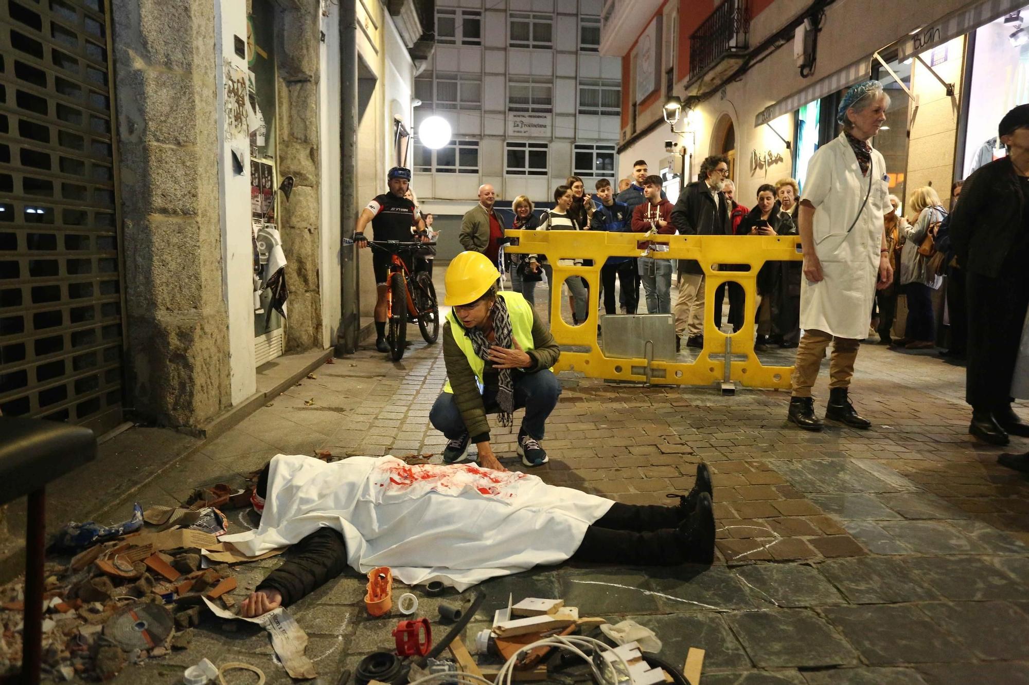 Un falso cadáver para denunciar el deterioro de los murales de Lugrís