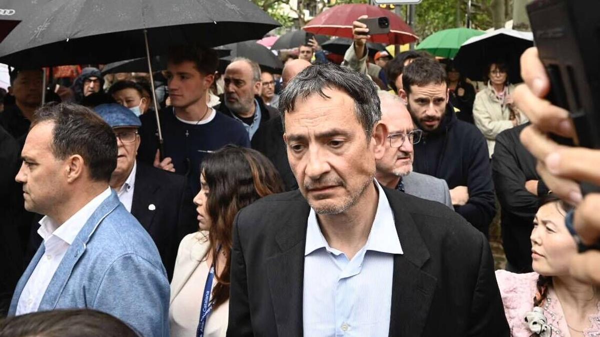 Barcelona. 04.08.2026. Sociedad. Concentración y minuto de silencio en el Ayuntamiento de Esplugues de Llobregat, con presencia del alcalde de la localidad Eduard Sanz, y del conseller de Presidencia, Albert Dalmau, en memoria de la víctima asesinada el pasado sábado en el barrio de Finestrelles. Fotografía de Jordi Cotrina