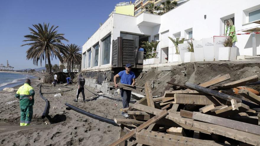 Trabajadores adecentaban la semana pasada una playa de Málaga.