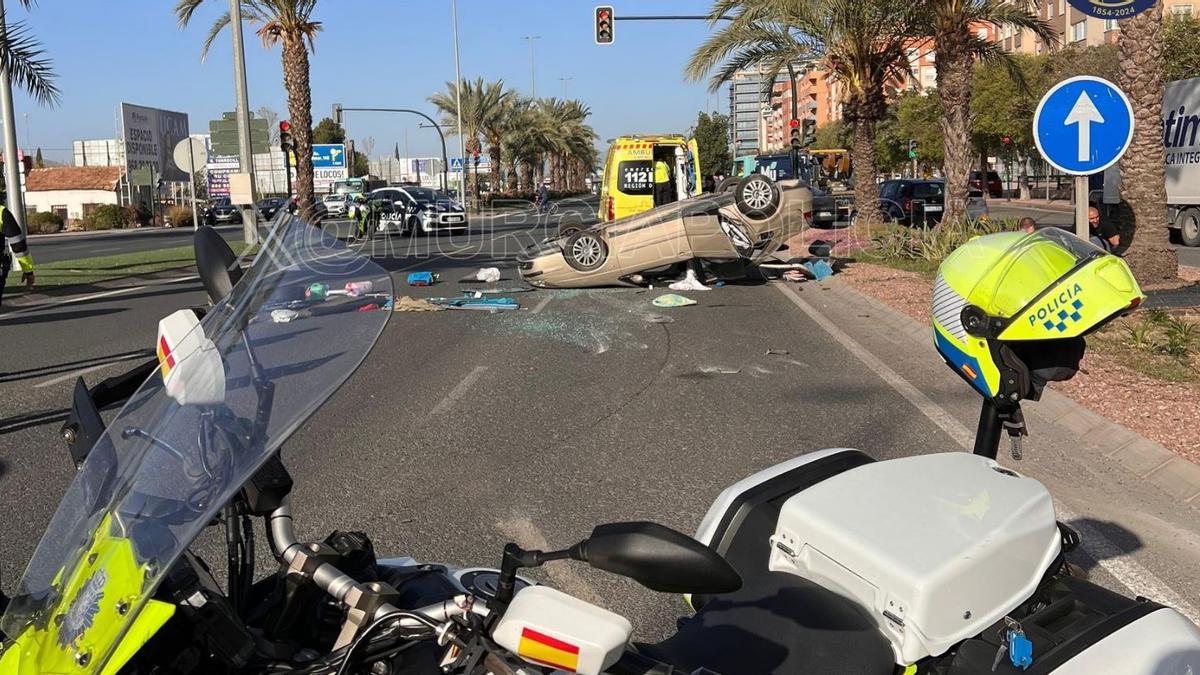 Policías locales y sanitarios, en el lugar del siniestro vial.