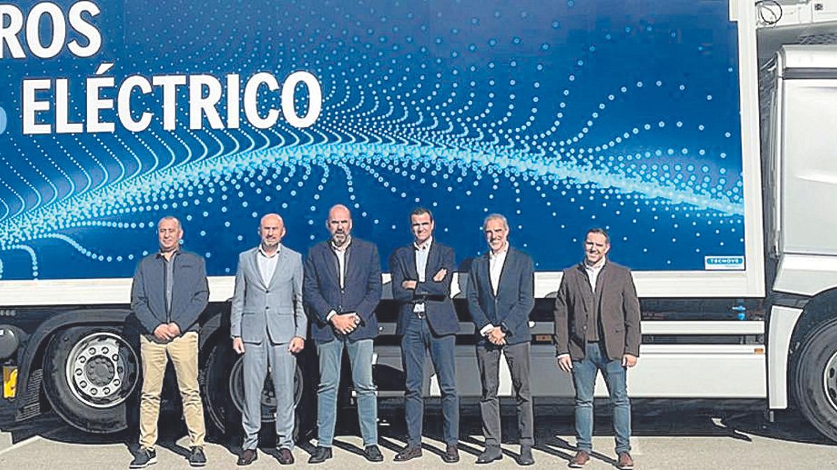 Miguel Sánchez, director de Mantenimiento de Disfrimur; Juan Jesús Sánchez, director general de Disfrimur; Javier Yelo, Gerente de Comercial Dimovil; Sergio López, director comercial de Comercial Dimovil y Pedro Sanz, responsable de Vehículos Eléctricos de Mercedes-Benz España