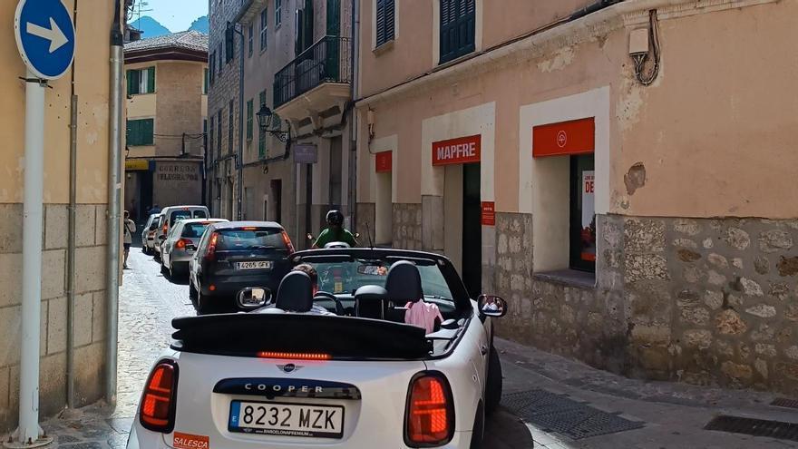 Recogen firmas para revisar la ZBE de Sóller y limitar el acceso de los no residentes