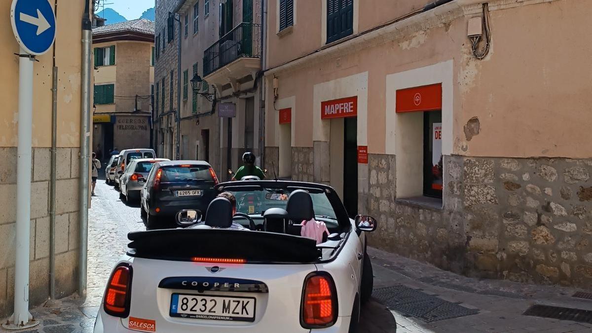 Coches de alquiler en la calle Rectoria, que es Zona de Bajas Emisiones.