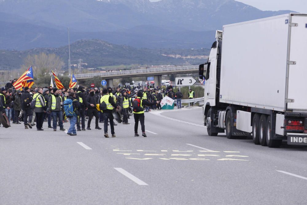 Talls de carreteres a l''AP7 i N-II