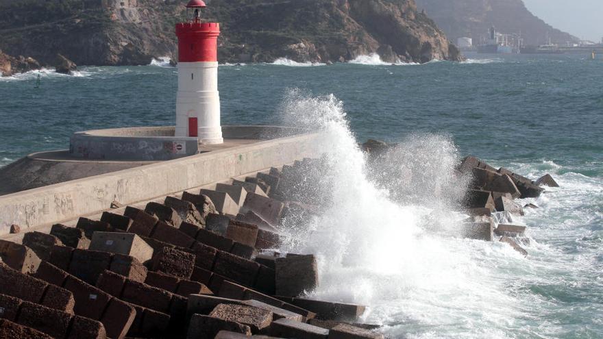 Fuerte oleaje en el Faro de Navidad de Cartagena