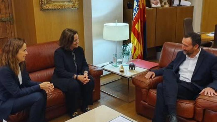 El alcalde, reunido ayer con representantes del aeropuerto.