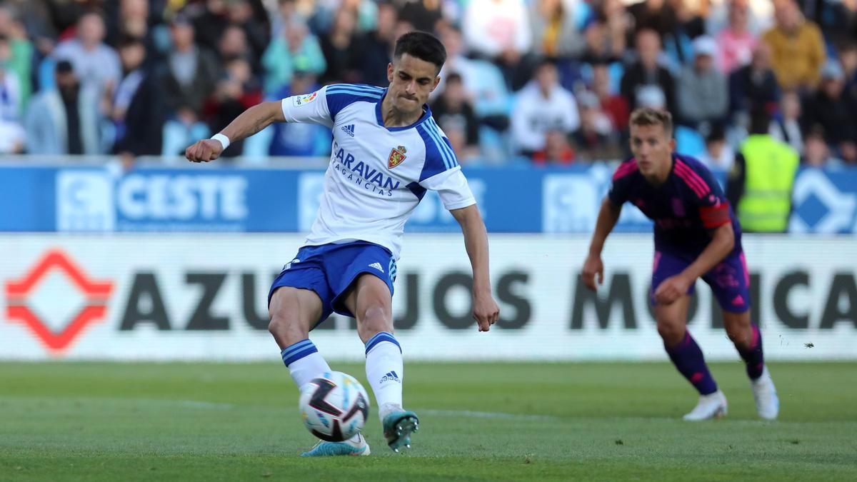 Bermejo lanza el penalti de su gol al Cartagena en la última jornada.